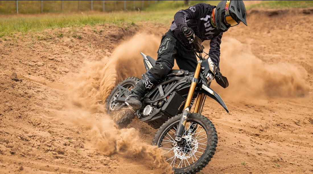 Sur-Ron Ultra Bee — Enduro · 10 kW · 520 Nm na kole