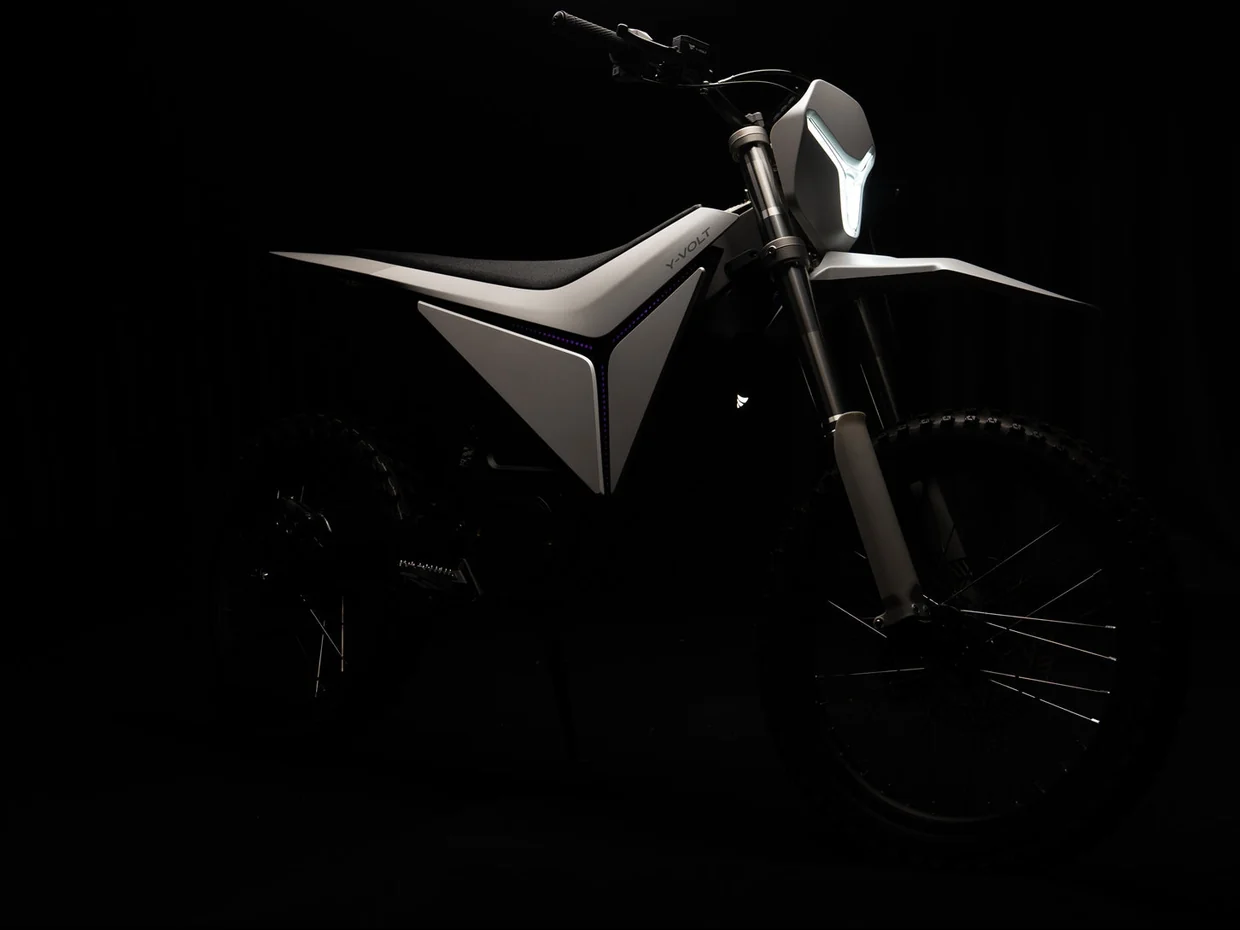 Y-VOLT Surge V w ciemnym studiu — cała sylwetka