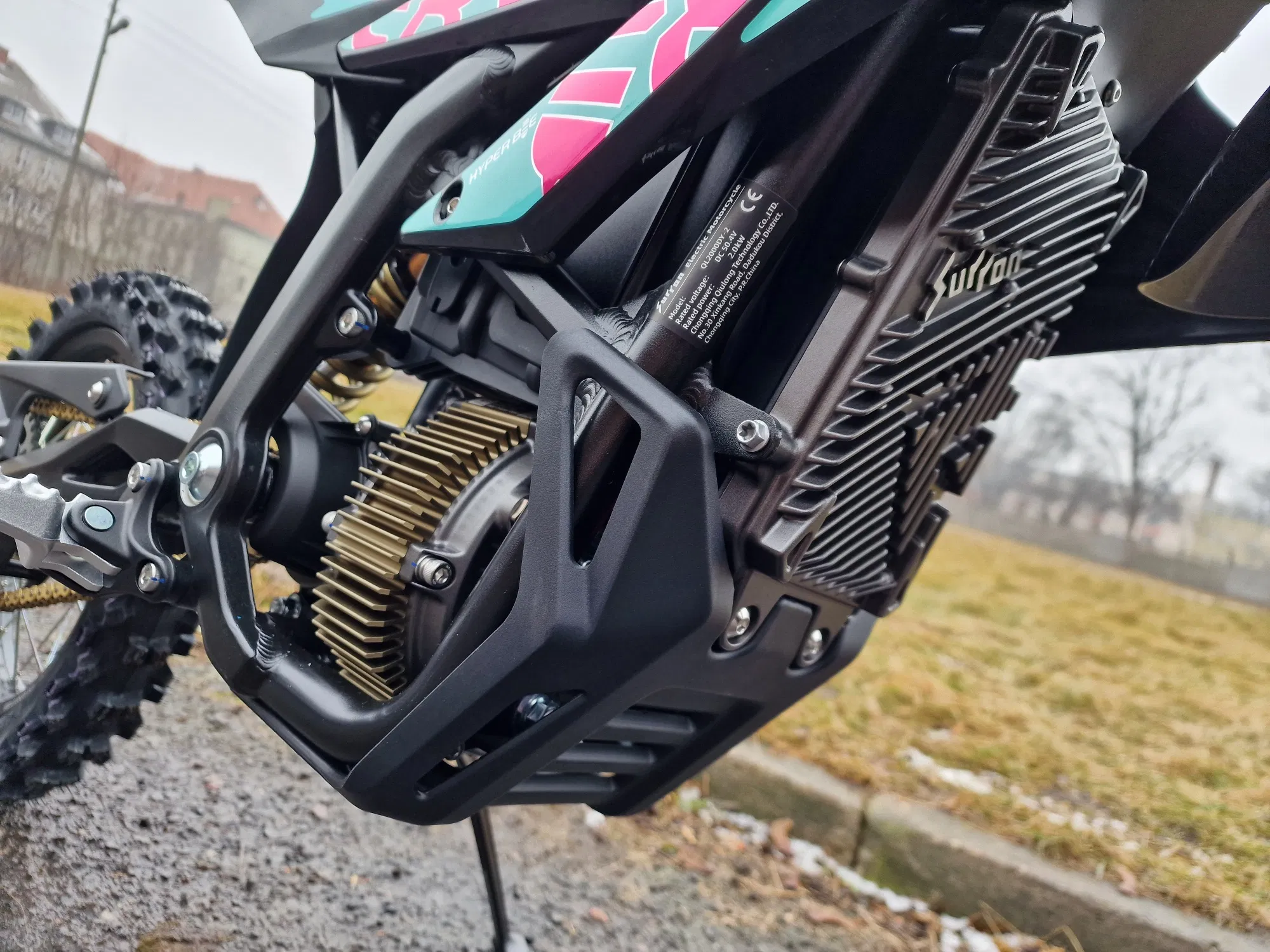 Sur-Ron Hyper Bee — silnik i chłodnica w detalu