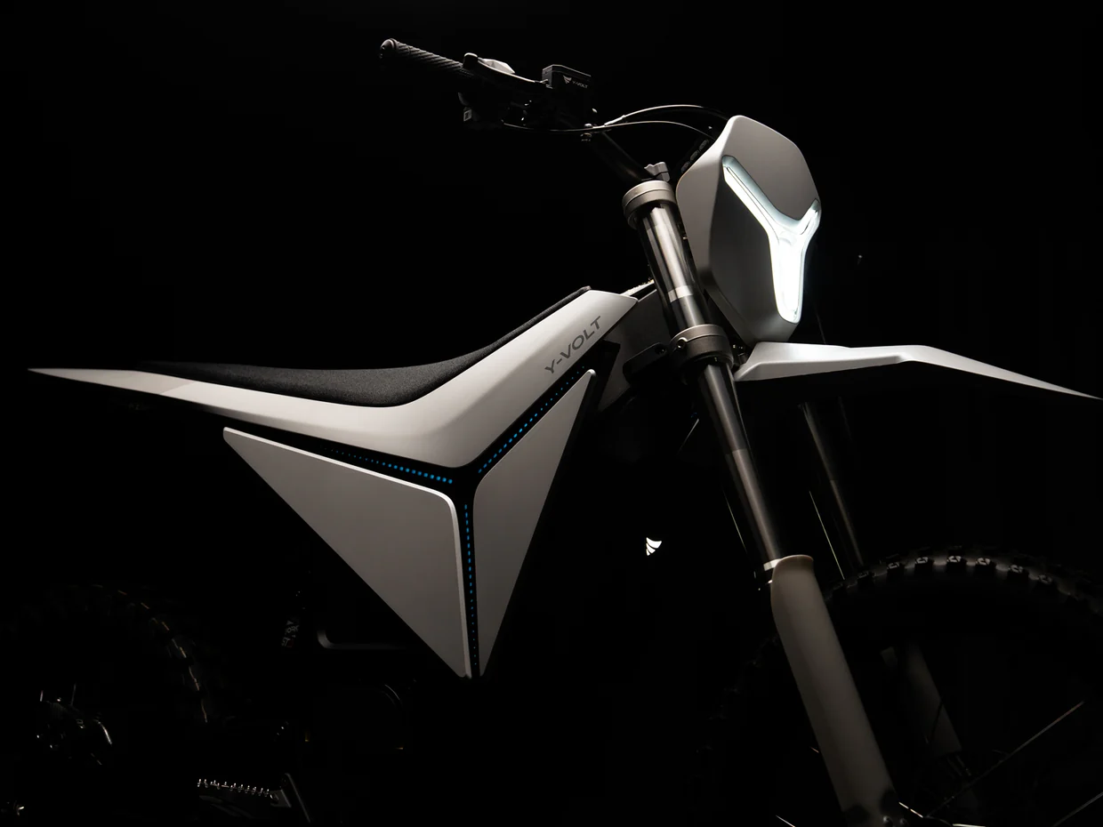 Y-VOLT Surge V w ciemnym studiu — przód z lampą i podświetleniem