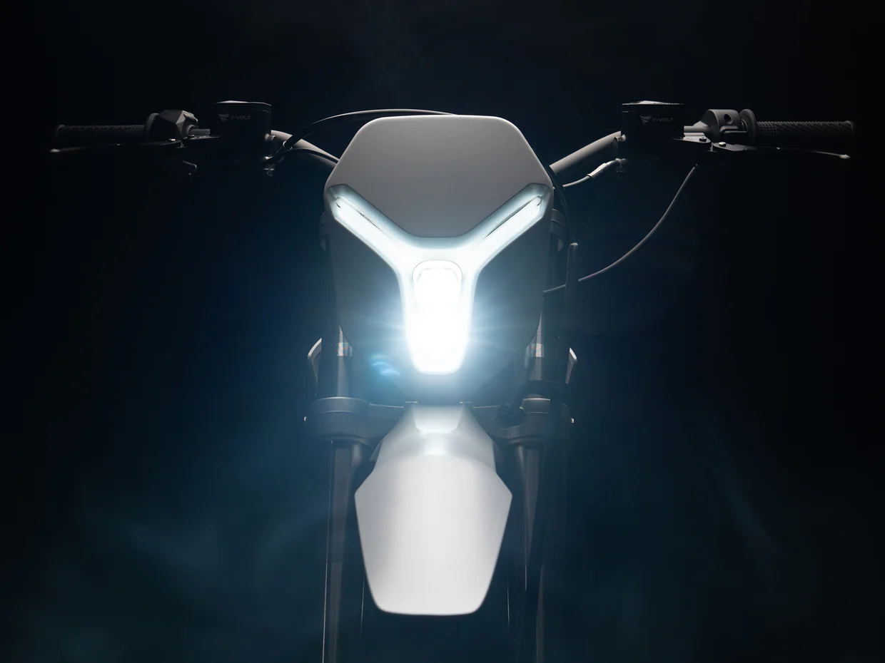 Lampa Y-VOLT Surge V z przodu — świecący znak Y