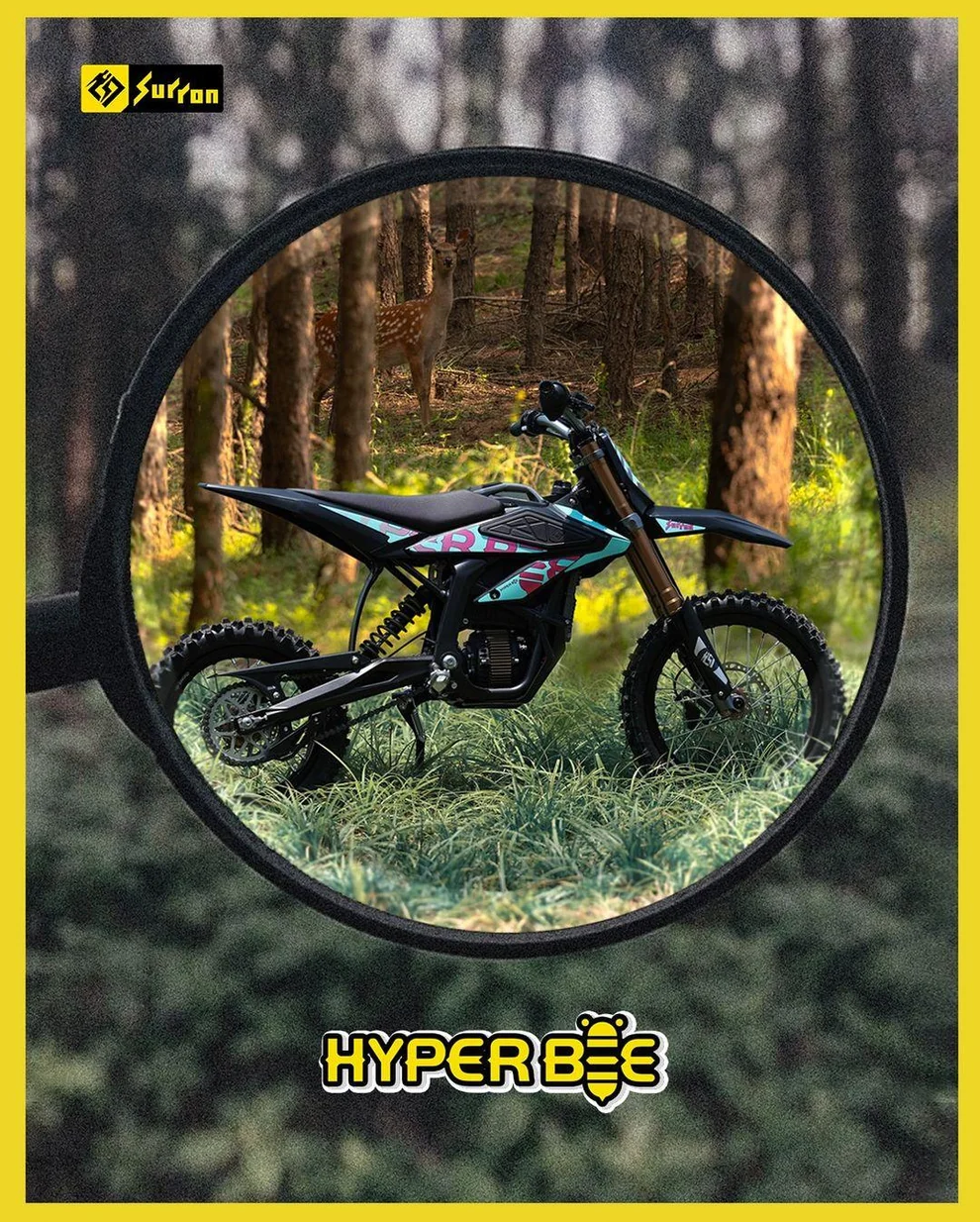 Sur-Ron Hyper Bee w lesie w kółku lusterka — plakat Sur-Ron