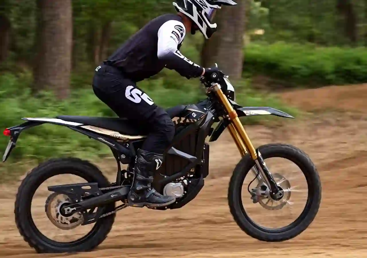 Sur-Ron Ultra Bee 2026 — większa bateria, więcej mocy i kontrola wheelie — S&S Ride
