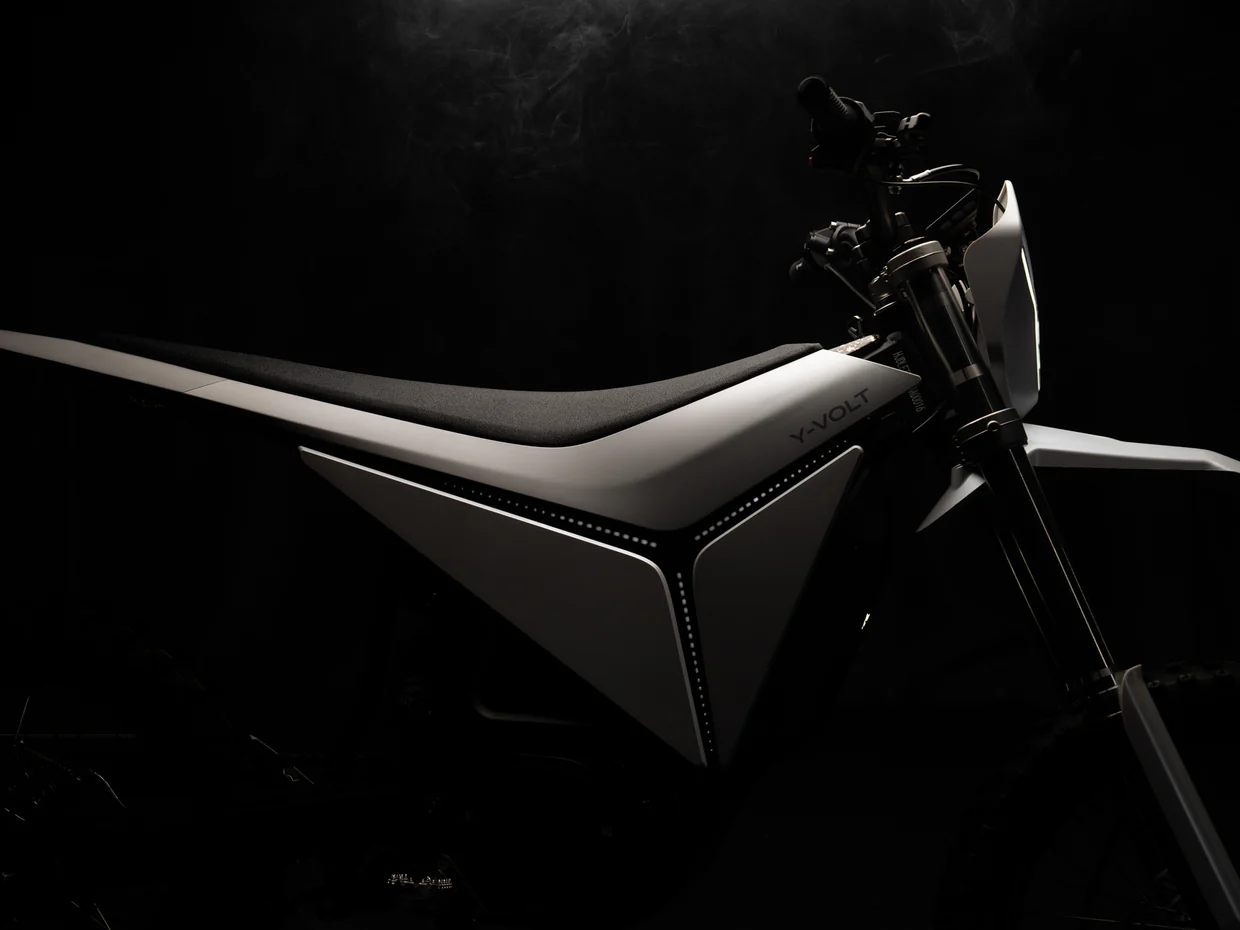 Sylwetka Y-VOLT Surge V — kanapa i grafika Y-VOLT