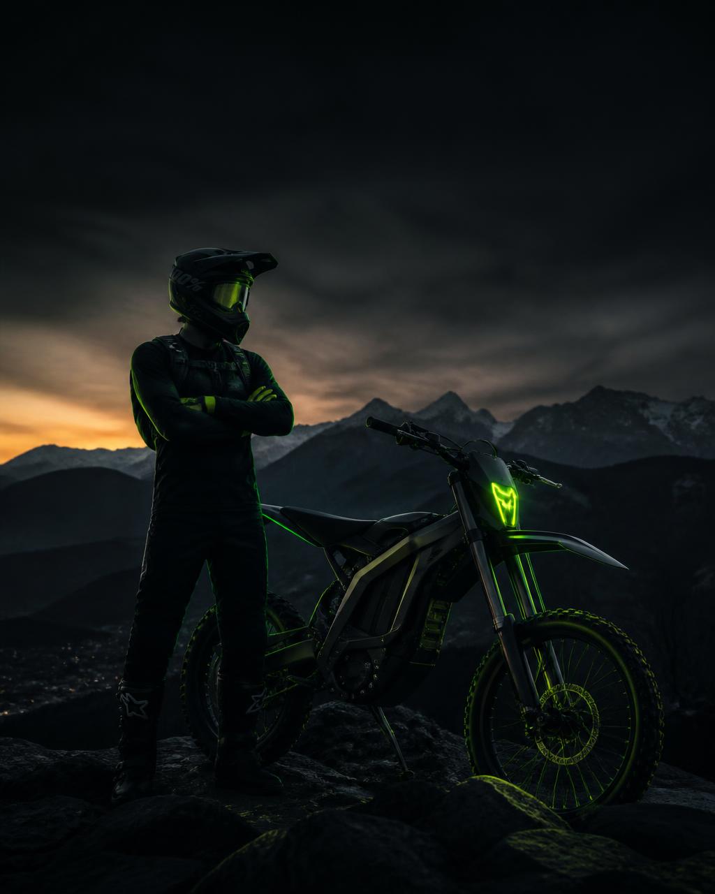 Rider przy elektrycznym enduro o zmierzchu w polskich górach