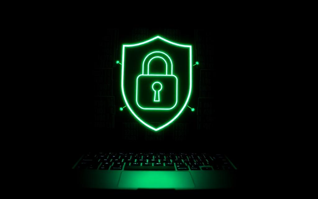Neonowa tarcza z kłódką jako symbol ochrony danych osobowych RODO