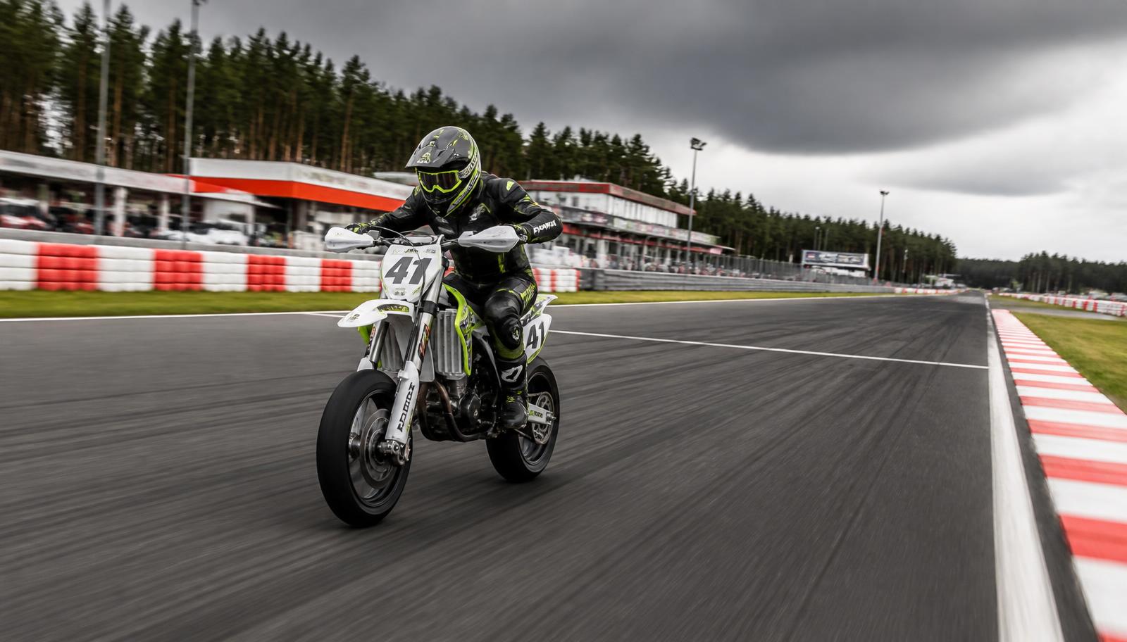 Elektryczny motocykl Stark Varg gotowy do jazdy na torze MotoPark Kraków