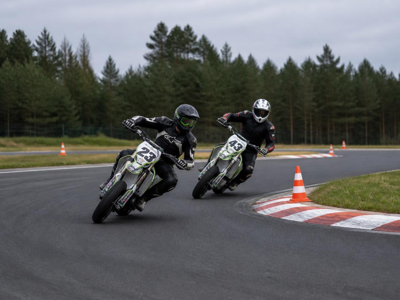 Tor czy teren — gdzie zacząć przygodę z elektrycznym off-roadem — S&S Ride